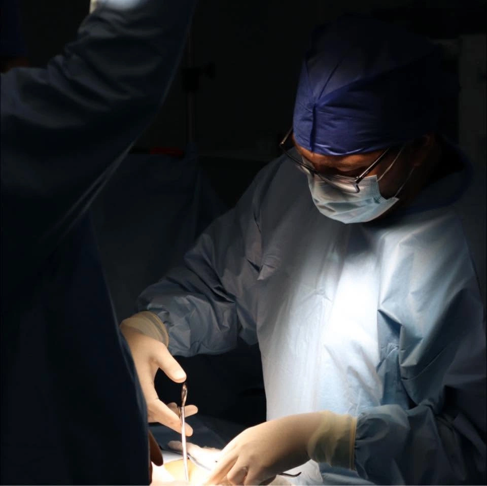 Fotografía real del Dr. Astorga en quirófano